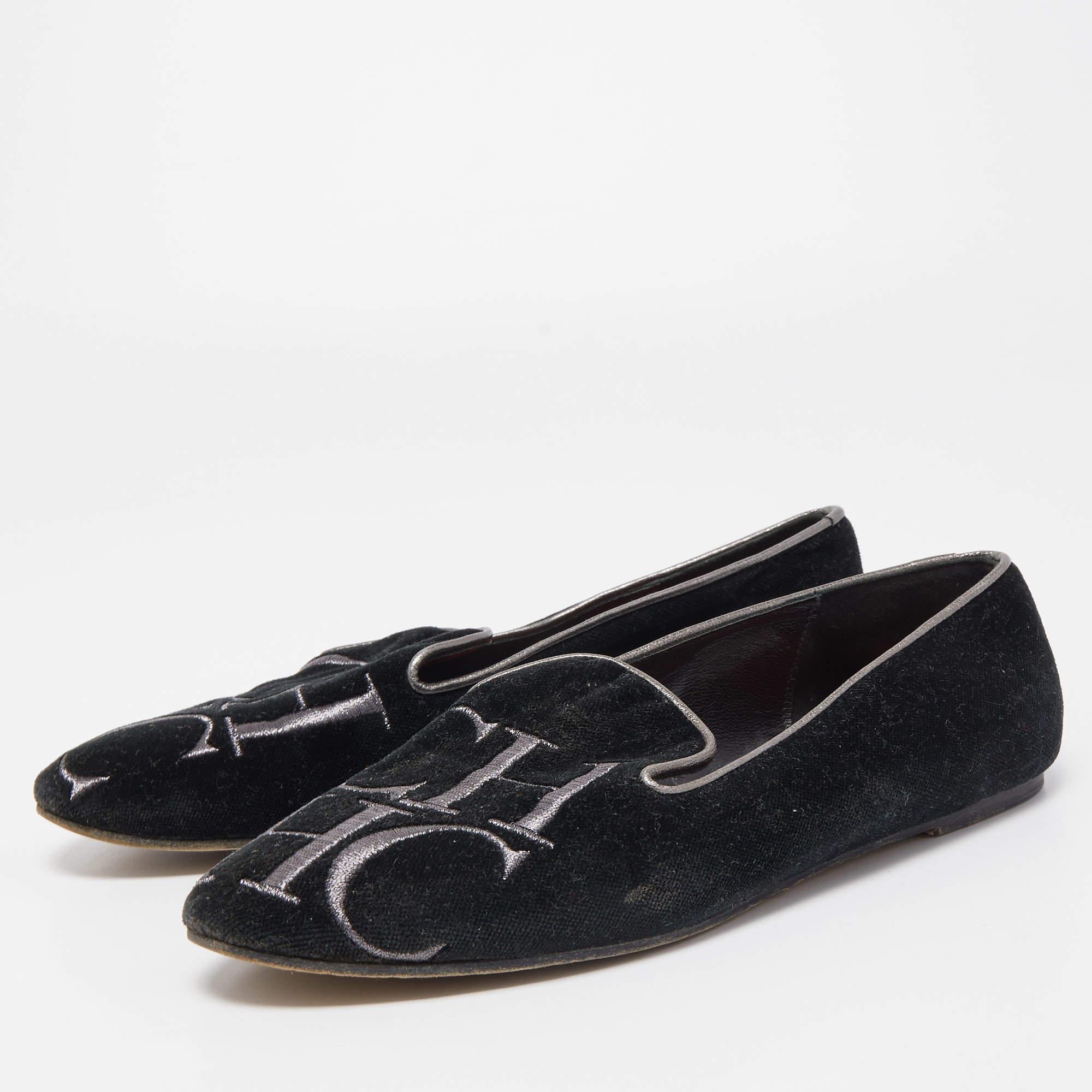 These well crafted Carolina Herrera flats have got you covered for all day plans. They come in a versatile design  and they look great on the feet.