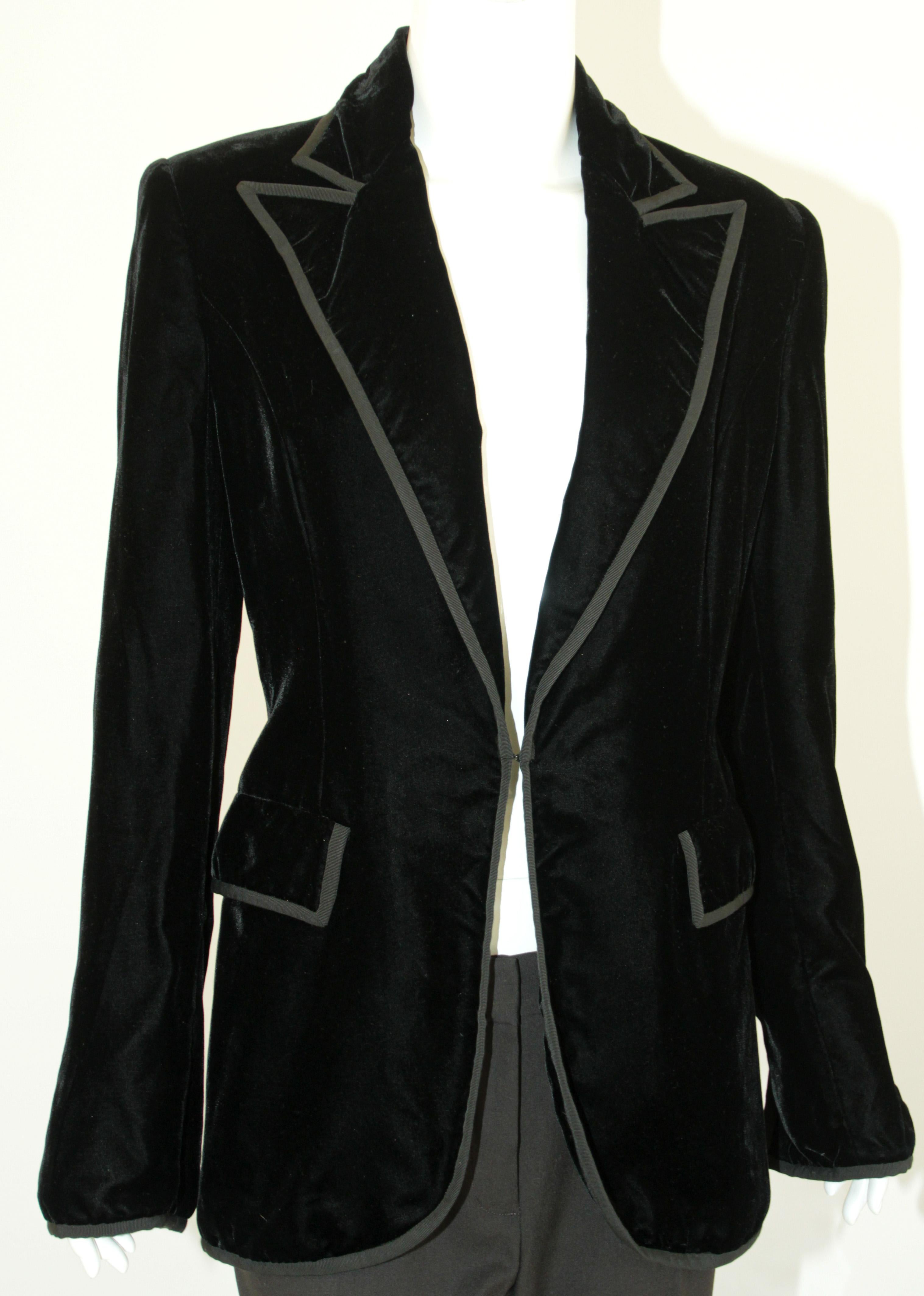 CAROLINA HERRERA New York size 10.
Vintage black velvet tuxedo blazer . It features a classic, chic finish.
Elegant tuxedo blazer from Carolina Herrera for a look that will leave people stunned.
Crafted fabulously into a fine structure with stylish