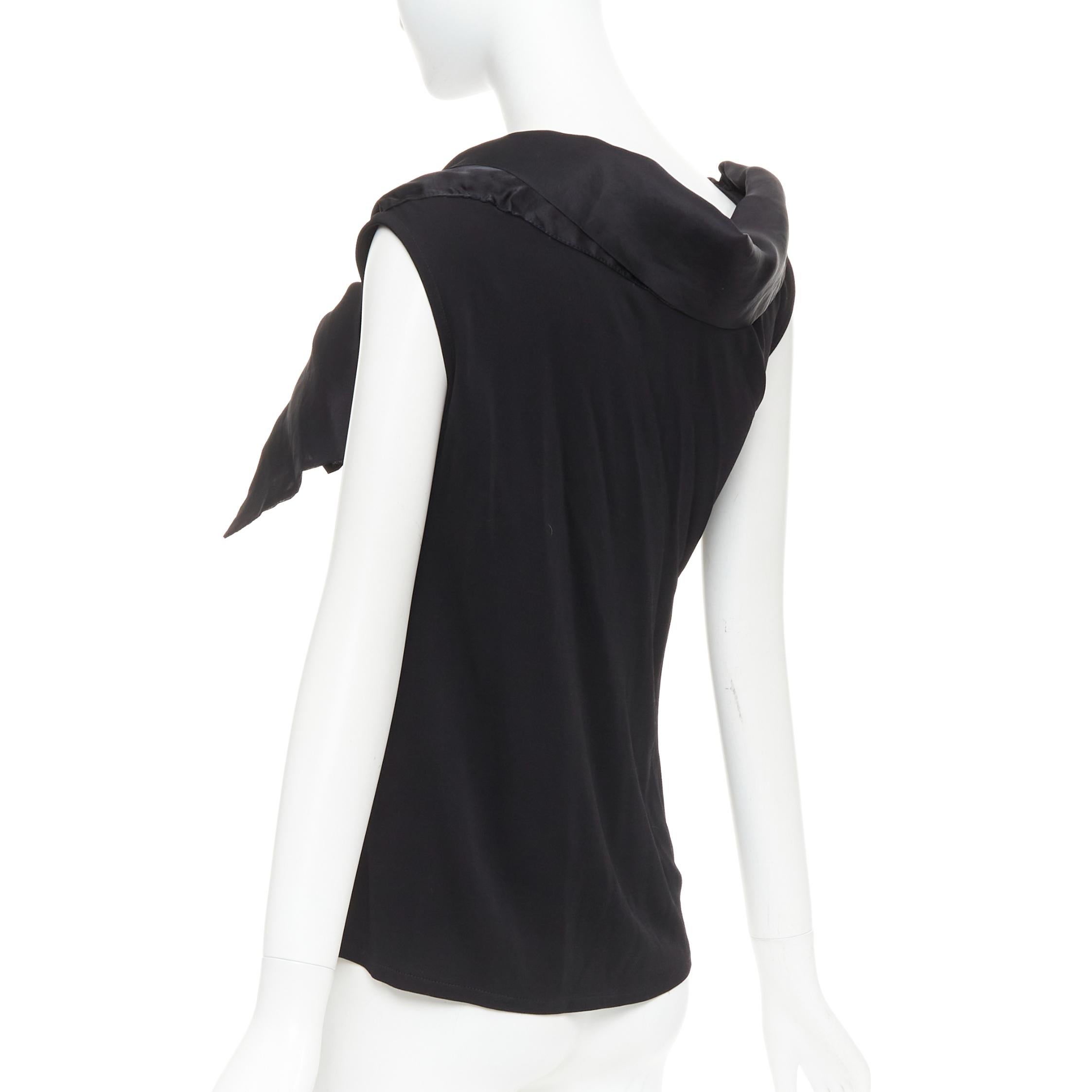 Nero Carolina Herrera canotta asimmetrica con fiocco in seta di viscosa nera S in vendita