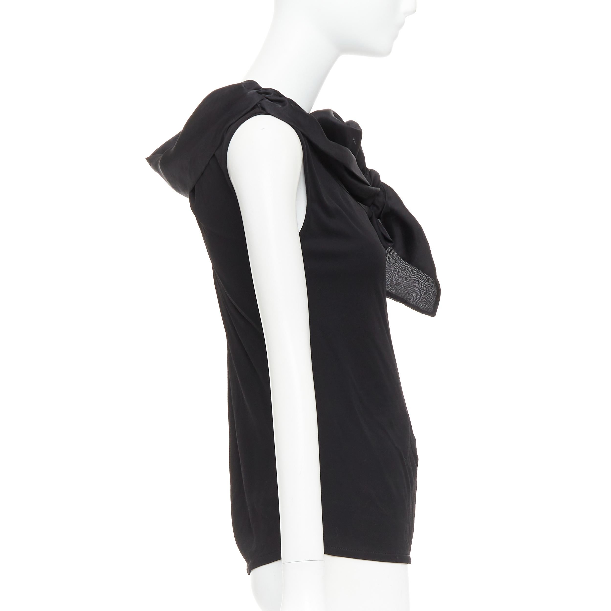 Donna Carolina Herrera canotta asimmetrica con fiocco in seta di viscosa nera S in vendita