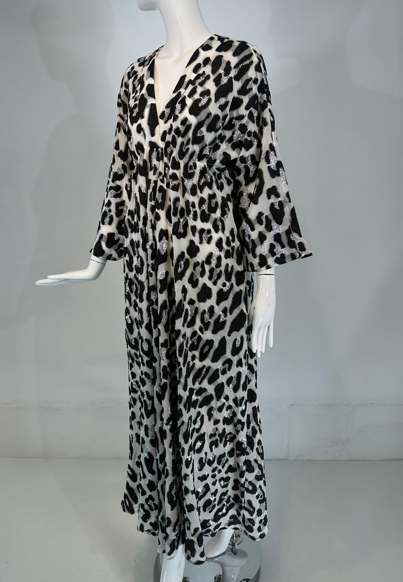 Carolina Herrera black, white & silver metallic silk blend leopard print caftan marked small.
A beautiful pull on caftan for parties or evenings at home. V neck caftan with drop shoulders and full sleeves. Empire bodice with cased elastic at the