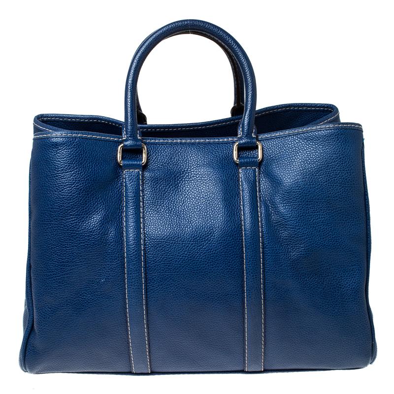 Crafted by the finest Carolina Herrera's Matteo tote lives up to its reputation. The blue exterior is covered in leather and the bag comes with dual top handles. The tote has an open top that leads to a fabric-lined interior housing a zipped