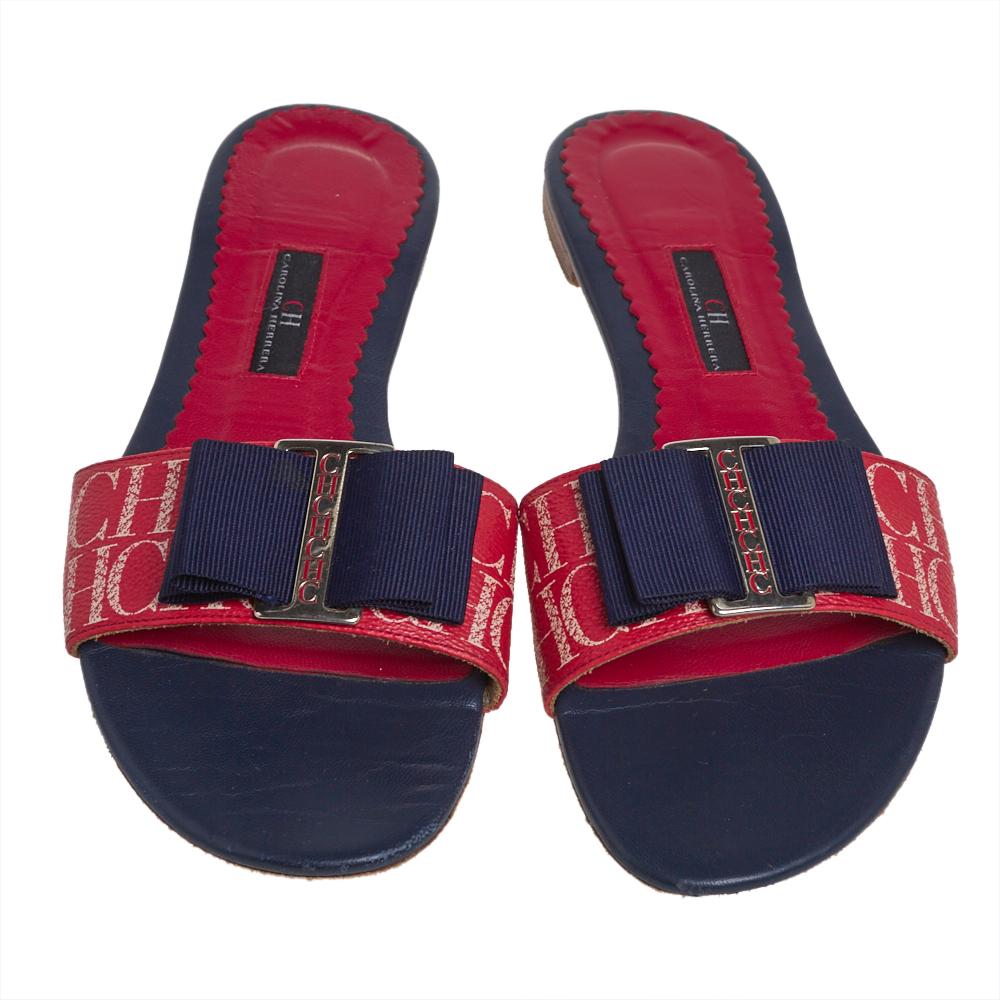 Comfort and style come together with these flat slides from Carolina Herrera! These blue and red slides are crafted from leather and feature an open-toe silhouette. They flaunt pleated bow details on the vamp straps and come equipped with