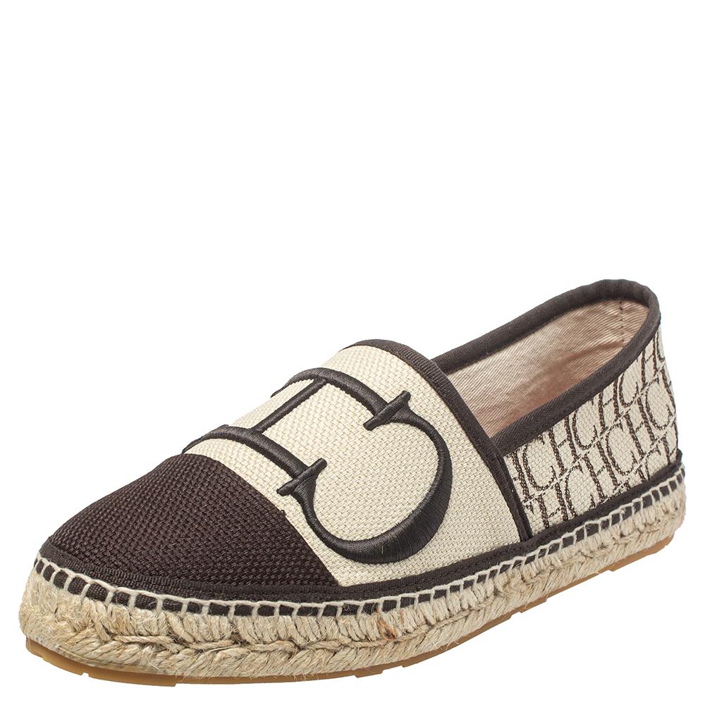 Espadrilles are not just stylish, but also comfortable and easy to wear. This lovely pair of Carolina Herrera espadrilles will accompany a casual outfit with perfection. They have been formed with canvas and designed with contrast cap toes,