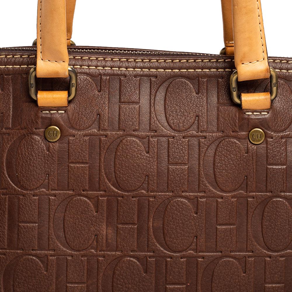 A truly elegant piece to add to your collection, this Andy bag by Carolina Herrera comes crafted from monogram leather and is styled with neat stitch detailing. It features a top zip closure, two handles, protective metal feet, and a spacious