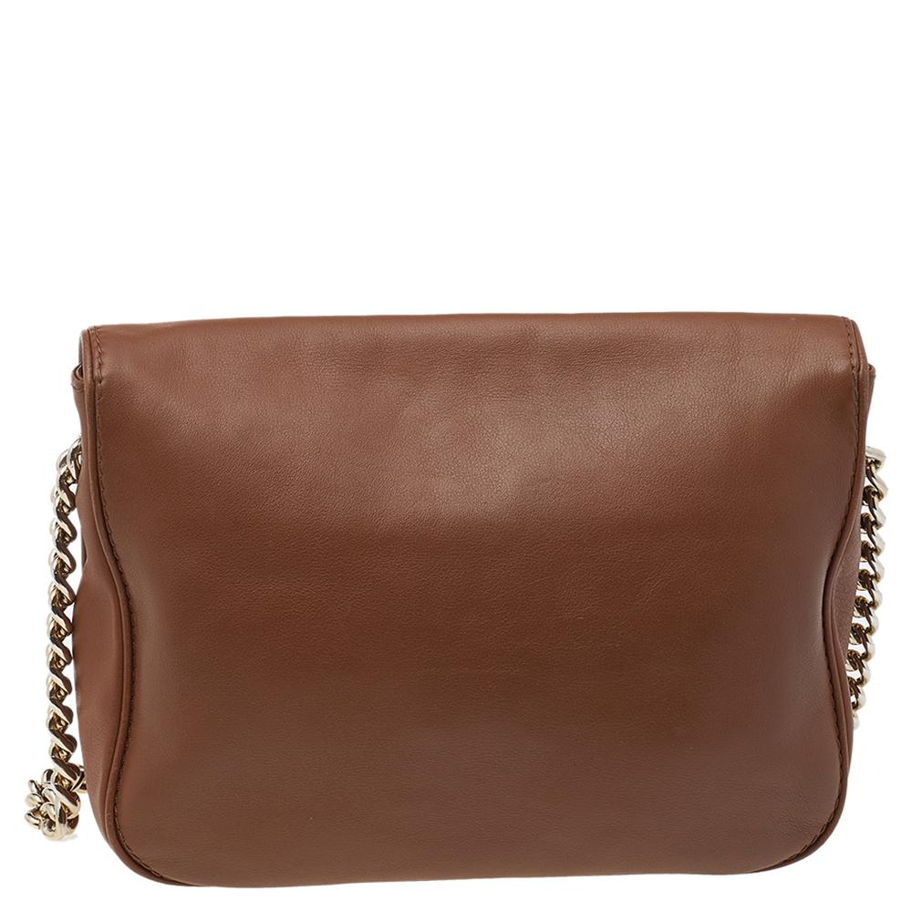 This chic and practical Carolina Herrera bag is ideal for any woman on the go. Crafted from brown leather, it features a logo detail and a shoulder strap. The large fabric-lined interior features a zip pocket. It is finished with gold-tone