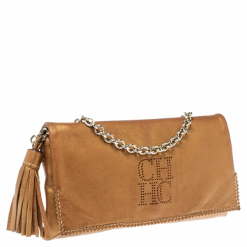 Il design minimal ed elegante di questa borsa Carolina Herrera rifletterà le tue brillanti scelte di stile! Realizzata in pelle in una versatile tonalità marrone, presenta dettagli con logo traforato sulla patta anteriore che si apre su un interno