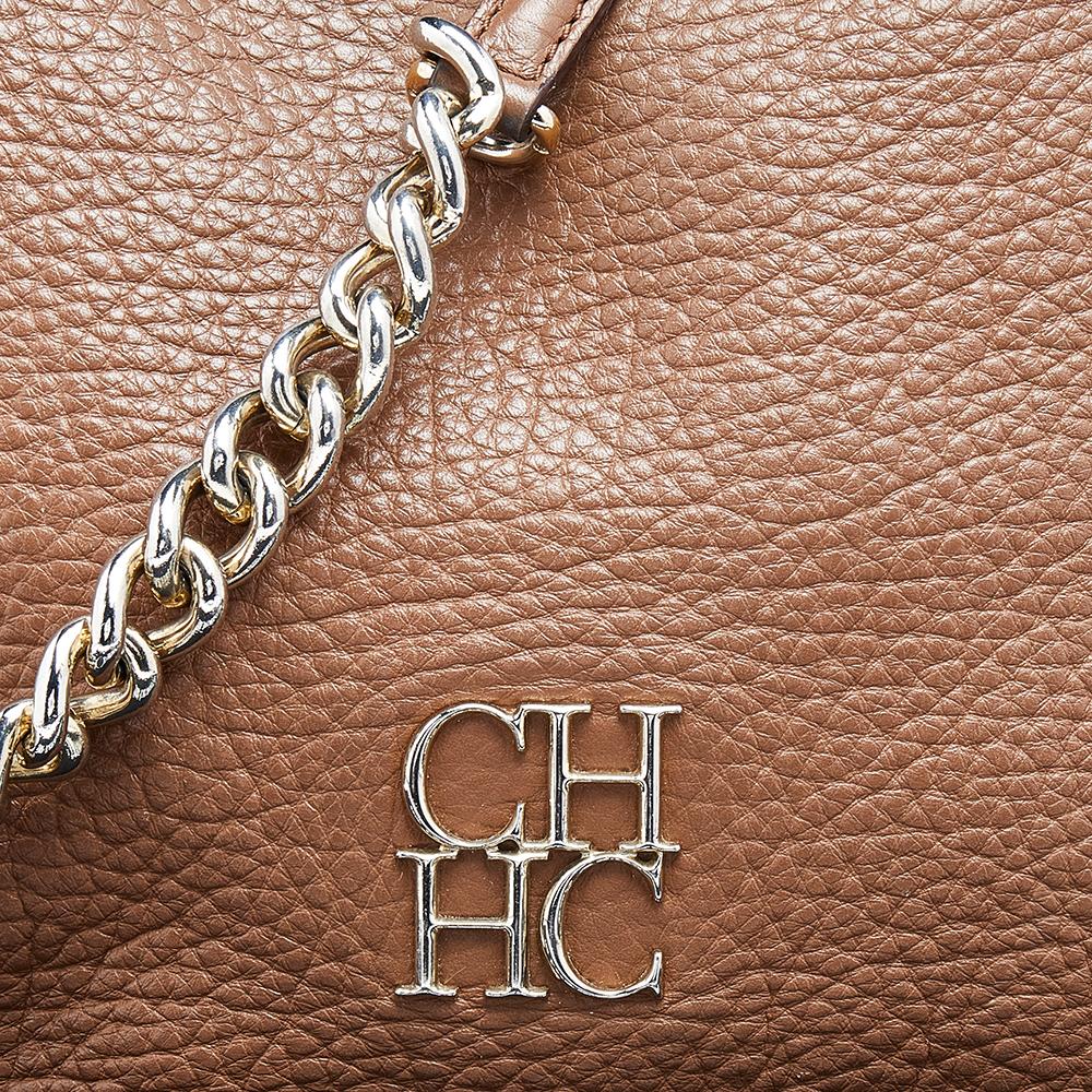Designed in a versatile brown shade, this Carolina Herrera bag will go with all your ensembles. It features a leather body secured with a top zipper closure. This bag comes fitted with a chain shoulder strap and can easily hold your day-to-day