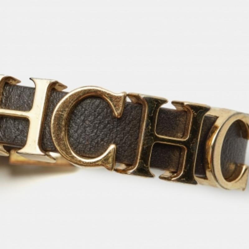 Ce bracelet marron Carolina Herrera exsude la sophistication classique du Label. Confectionné en cuir, cet accessoire est doté d'une boucle dorée et du logo CH pour une finition signature.