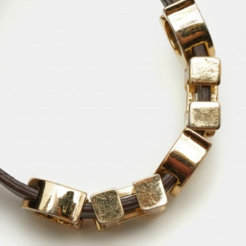Bracelet à breloques avec logo en cuir Brown Carolina Herrera Bon état - En vente à Dubai, Al Qouz 2