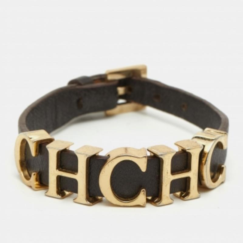 Bracelet à breloques avec logo en cuir Brown Carolina Herrera en vente