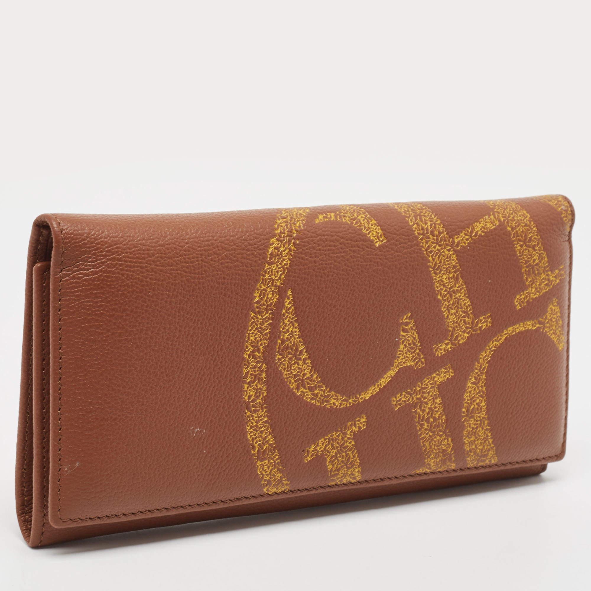 Carolina Herrera Brown Leder Logo Druck Continental Geldbörse im Zustand „Gut“ im Angebot in Dubai, Al Qouz 2