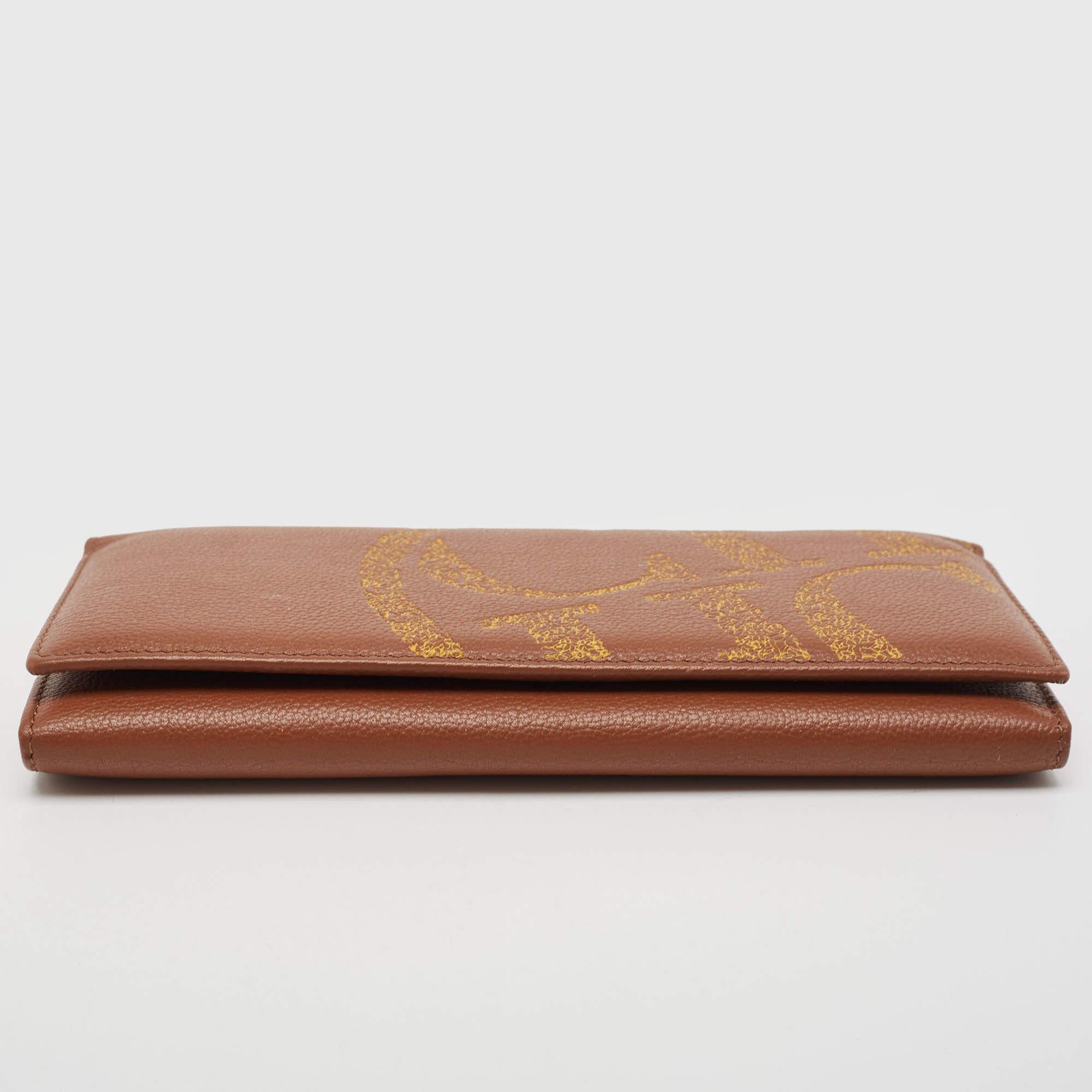 Carolina Herrera Brown Leder Logo Druck Continental Geldbörse im Angebot 2