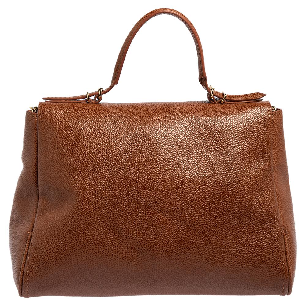 This Minuetto bag from the house of Carolina Herrera is something you would go to season after season. It has been crafted from a versatile brown leather body and features a smooth flap style. It comes with a chain shoulder strap in addition to a