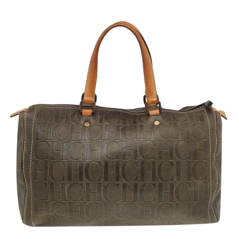 Looking for a perfect way to carry all your belongings together? The wait is over with this Boston bag from Carolina Herrera. This beautiful bag is created using brown Monogram embossed leather. It is held by dual top handles and provided with a