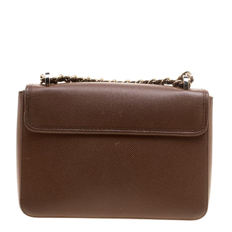 This leather piece is ideal for any occasion. Look gorgeous in this Carolina Herrera bag. Roomy enough to carry your everyday essentials, this one is lined with canvas. A hit with fashion-forward women, this brown creation is complete with an