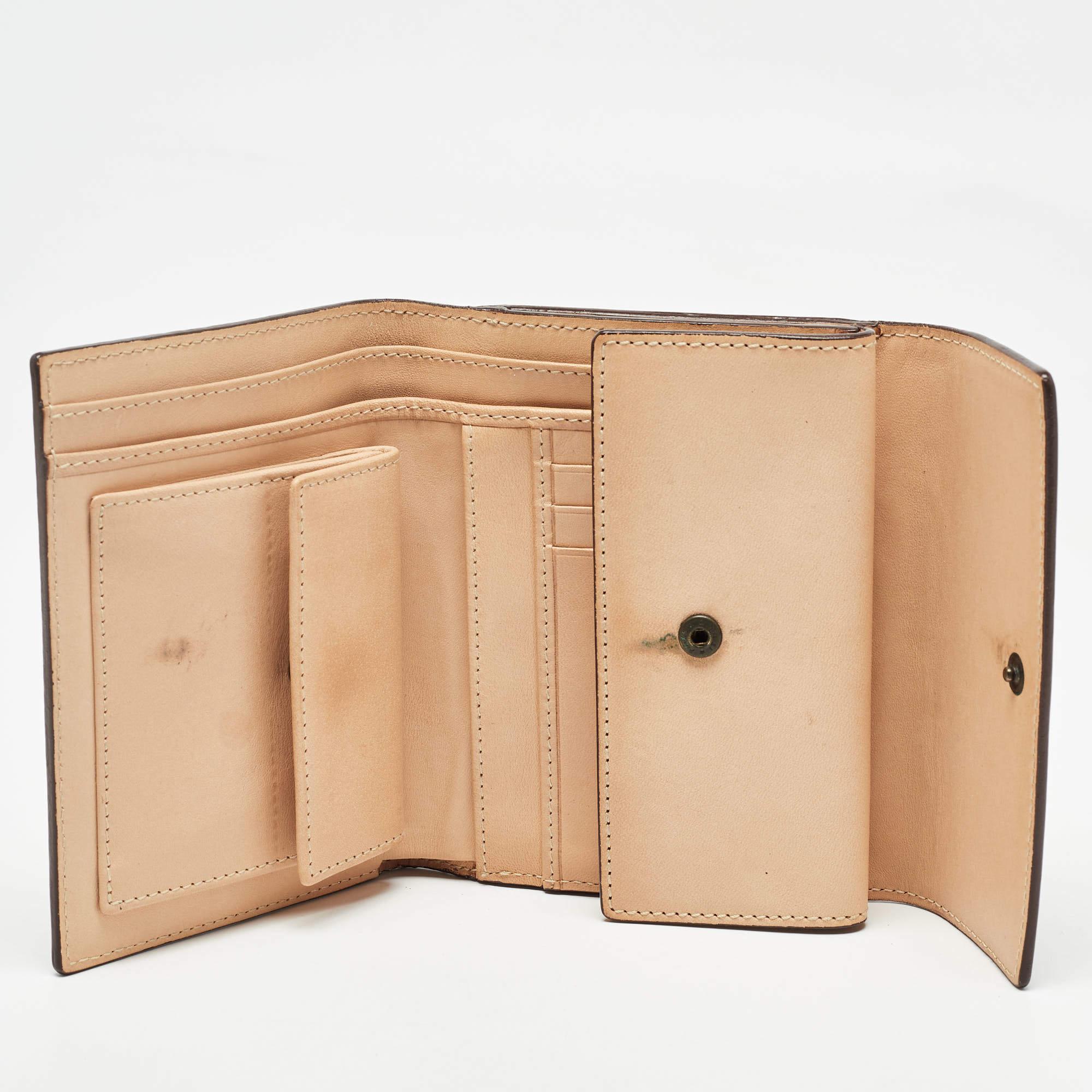 This designer wallet is an immaculate balance of sophistication and rational utility. It has been designed using prime quality materials and elevated by a sleek finish. The creation is equipped with ample space for your monetary essentials.