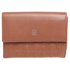 Braune, kompakte Carolina Herrera-Brieftasche aus Leder mit Monogramm und Dreifachverschluss