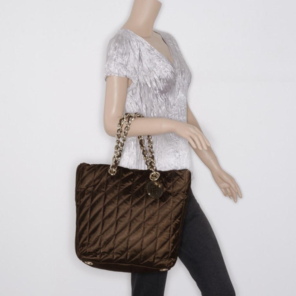 Carolina Herrera Braune gesteppte Nylon-Tasche (Schwarz)