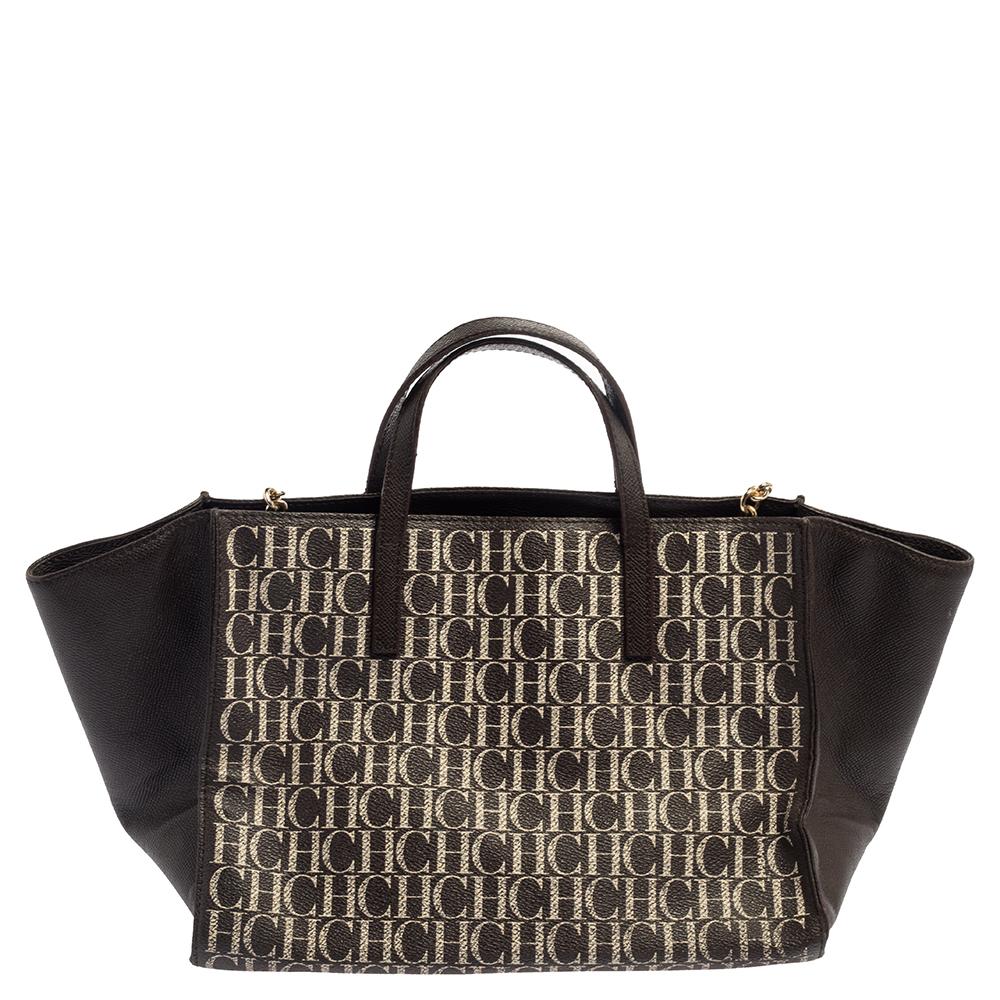 This sophisticated shopper tote from the house of Carolina Herrera will make a fine addition to your closet. Crafted from monogram canvas and styled with leather trims, the bag features dual handles. It has a spacious fabric-lined interior that