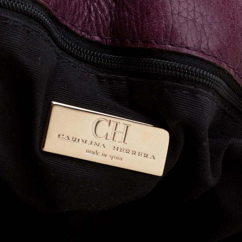 Carolina Herrera Burgandy Embossed Leather Bow Bucket Shoulder Bag In Good Condition In Dubai, Al Qouz 2