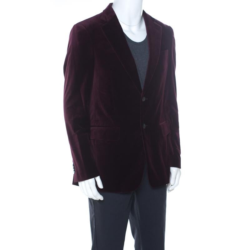 Craft your impeccable formal style in this Carolina Herrera classic fit blazer. Featuring a well-tailored silhouette, this elegant creation flaunts notched lapels with buttoned closure and long sleeves. The perfect fitting of this blazer tailored
