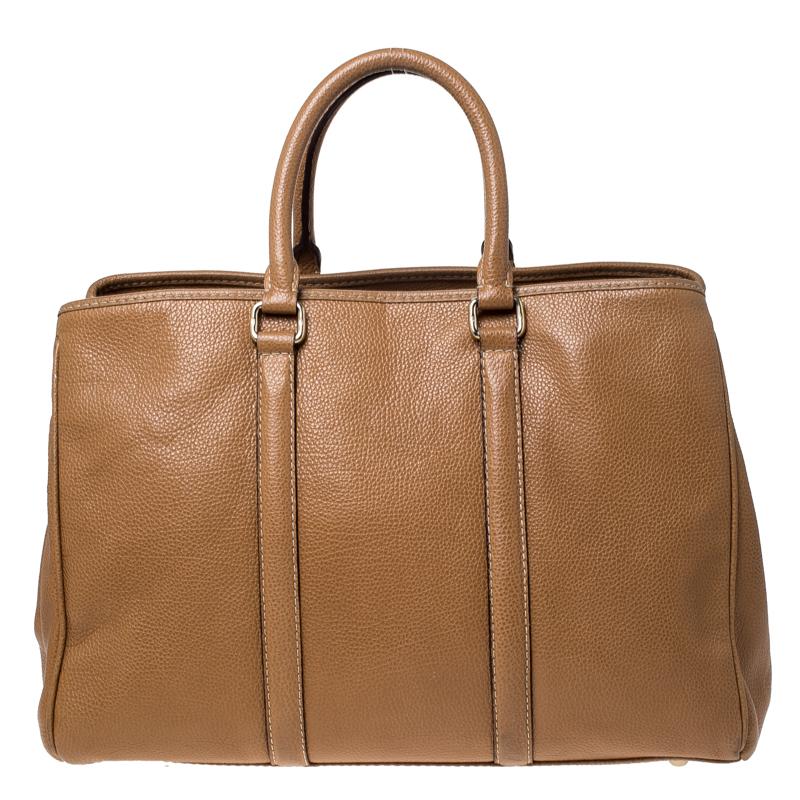 Crafted by the finest Carolina Herrera's Matteo tote lives up to its reputation. The caramel exterior is covered in leather and the bag comes with dual top handles. The tote has an open top that leads to a fabric-lined interior housing a zipped