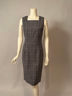 Vestido de Carolina Herrera de cachemira y lana con estampado de cuadros en tonos gris, rosa y blanco
