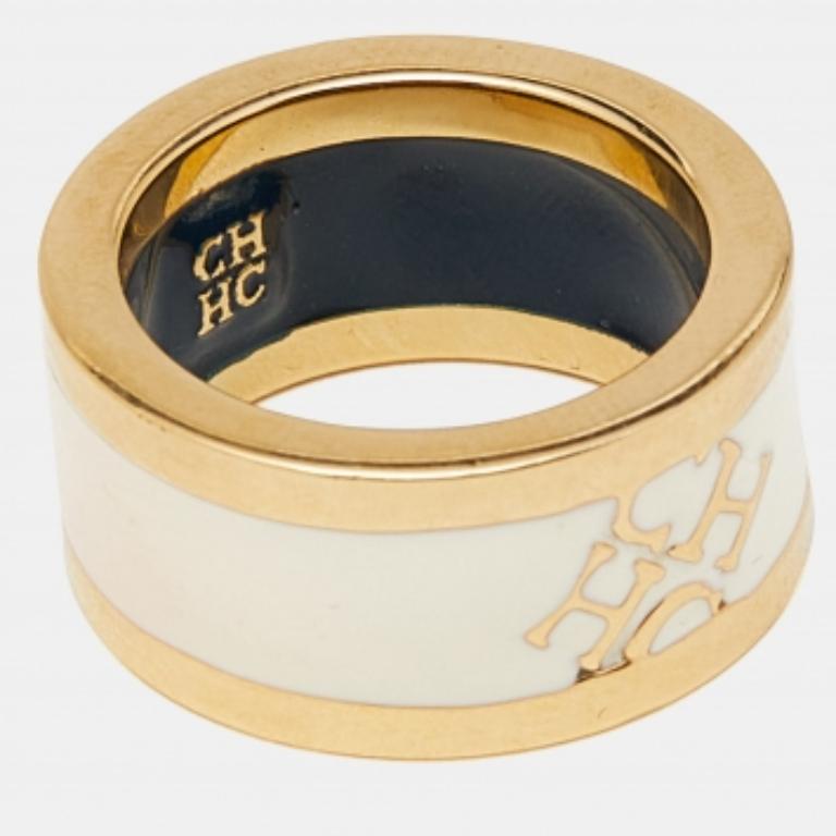 Pour les femmes prêtes à jouer les accessoires, Carolina Herrera propose cette fabuleuse bague en métal doré. La pièce est d'un style plutôt moderne avec une belle couche d'émail et des Coates détaillés. C'est une création que vous aimerez exhiber.