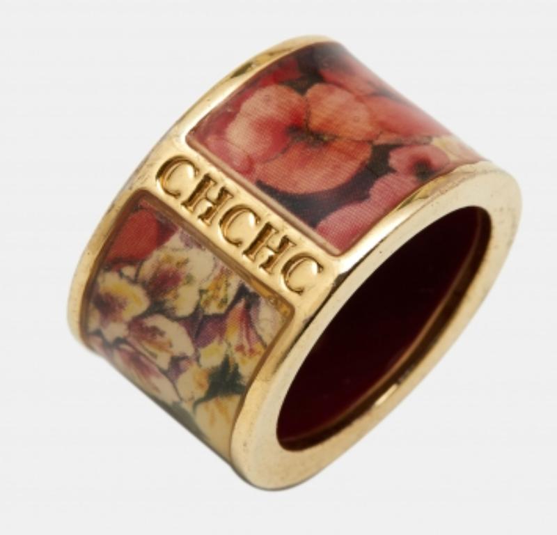 This stunning ring from Carolina Herrera has the power to jazz up your looks! It comes crafted from gold-tone metal in a band silhouette and is enhanced with printed enamel. It has been detailed with 'CH' symbols and exudes an alluring charm.