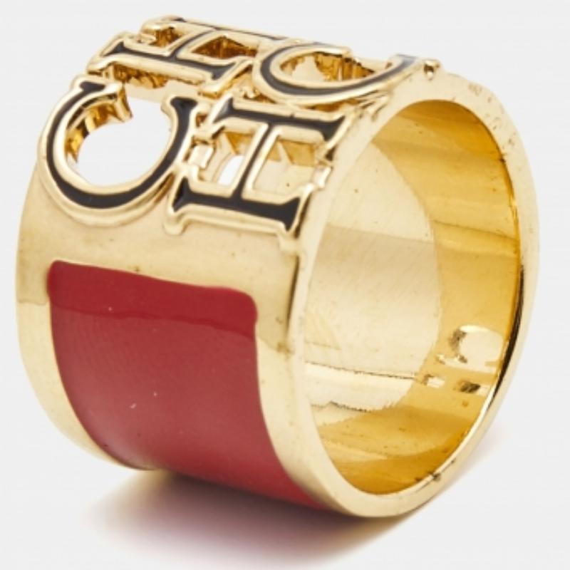 Ergänzen Sie Ihre Outfits mit diesem Ring im Logodesign aus dem Hause Carolina Herrera, um einen schicken Look zu kreieren. Dieser breite Ring ist in einem üppigen Goldton gehalten, der dem gesamten Look eine raffinierte Aura verleiht.