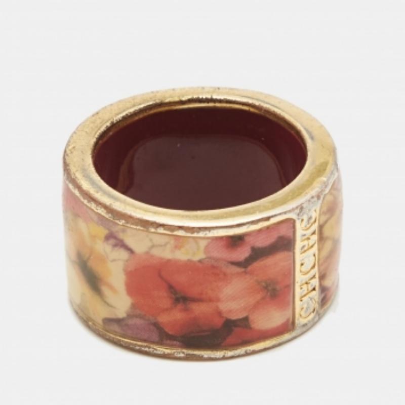 Für die Frau, die bereit ist, jedes Accessoire zu beherrschen, bringt Carolina Herrera diesen fabelhaften Ring aus goldfarbenem Metall. Das Stück hat einen eher modernen Stil mit schönen Emaille-Beschichtung und CH detailliert auf sie. Das ist eine
