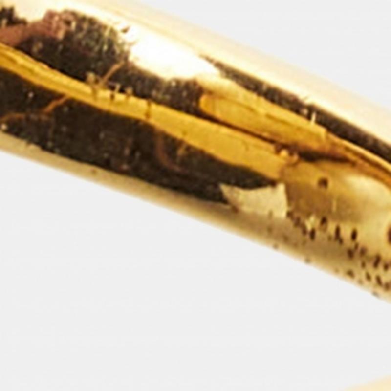 Este delicado anillo de Carolina Herrera está realizado en metal dorado. Lleva una perla de imitación y una bola adornada con cristales entrelazados en la parte delantera. Diseñado con una banda lisa, este anillo es una pieza elegante para añadir a
