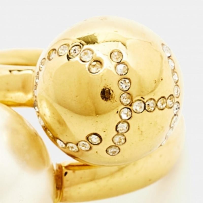Carolina Herrera CH Anillo Tono Oro Cristal Perla Faux Talla 49 en Bueno estado para la venta en Dubai, Al Qouz 2