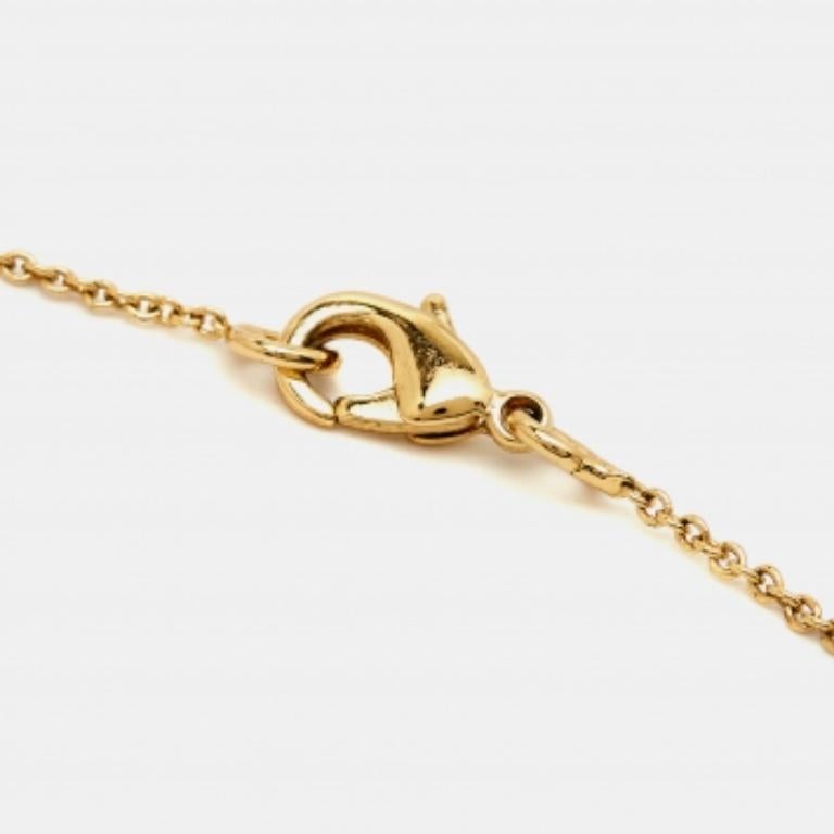 Definisci il tuo collo con questa collana super elegante di Carolina Herrera. È una creazione magistralmente realizzata che promette di mantenere la sua bellezza e il suo valore per molto tempo.