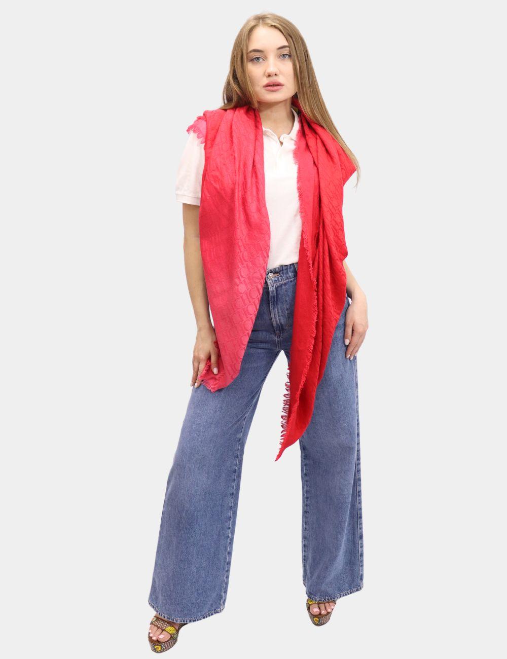 Carolina Herrera CH Initials 140 shawl in Ombre Red. 
-Square shawl in silk and wool-blend with Carolina's initials in jacquard and frayed trims.

Material: Silk and wool-blend
Measurements: 140 x 140 cm
Overall Condition: Good