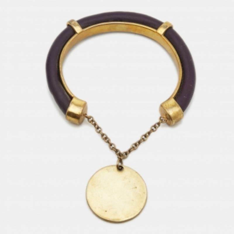 Bracelet en cuir doré Carolina Herrera CH État moyen - En vente à Dubai, Al Qouz 2