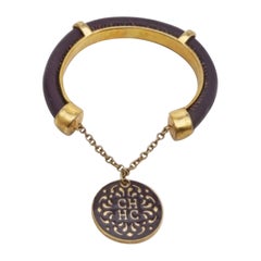 Carolina Herrera CH Pulsera de cuero tono dorado
