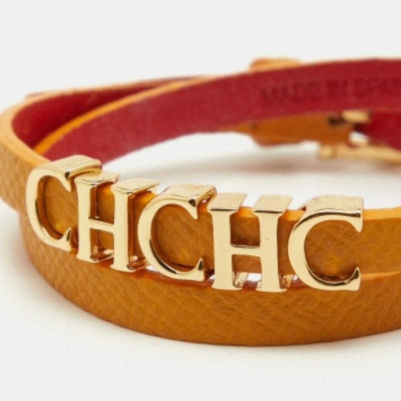 Ce bracelet Carolina Herrera CH Logo, reflet de ses créations et styles simplistes, est doté d'une boucle qui se referme gracieusement autour de votre poignet. Le classique CH est serti de métal doré sur le cuir texturé qui lui confère un aspect