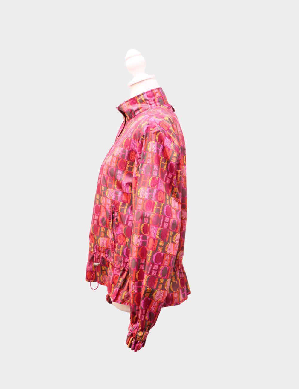 Cette veste légère à imprimé logo de Carolina Herrera égayera votre garde-robe. Conçue dans un mélange vivant de tons roses, orange et rouges, cette pièce d'apparat est ornée du monogramme CH emblématique sur toute sa surface, d'un bouton sur le