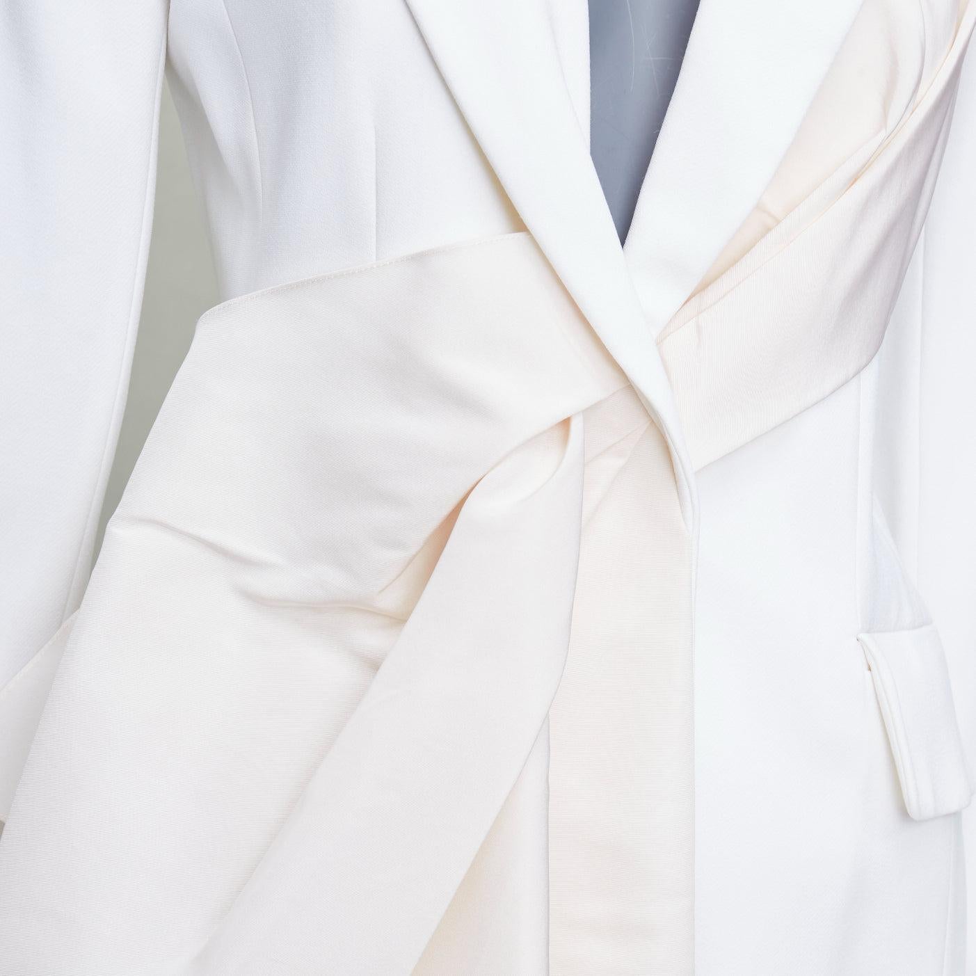 CAROLINA HERRERA cream beige draped pocketed fitted blazer US2 S
Reference: JACG/A00280
Brand: Carolina Herrera
Material: Viscose, Blend
Color: Cream, Beige
Pattern: Solid
Closure: Snap Buttons
Lining: Cream Silk
Extra Details: his jacket has a