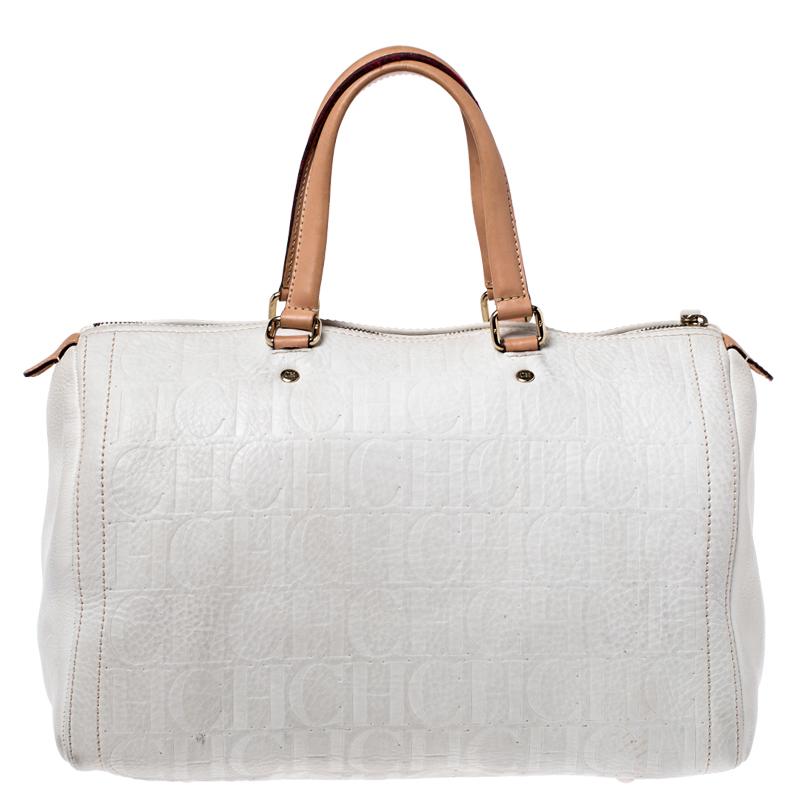 A truly elegant piece to add to your collection, this Andy Boston bag by Carolina Herrera comes crafted from cream and tan leather and styled with neat stitch detailing. It features a top zip closure, two handles, protective metal feet, and a