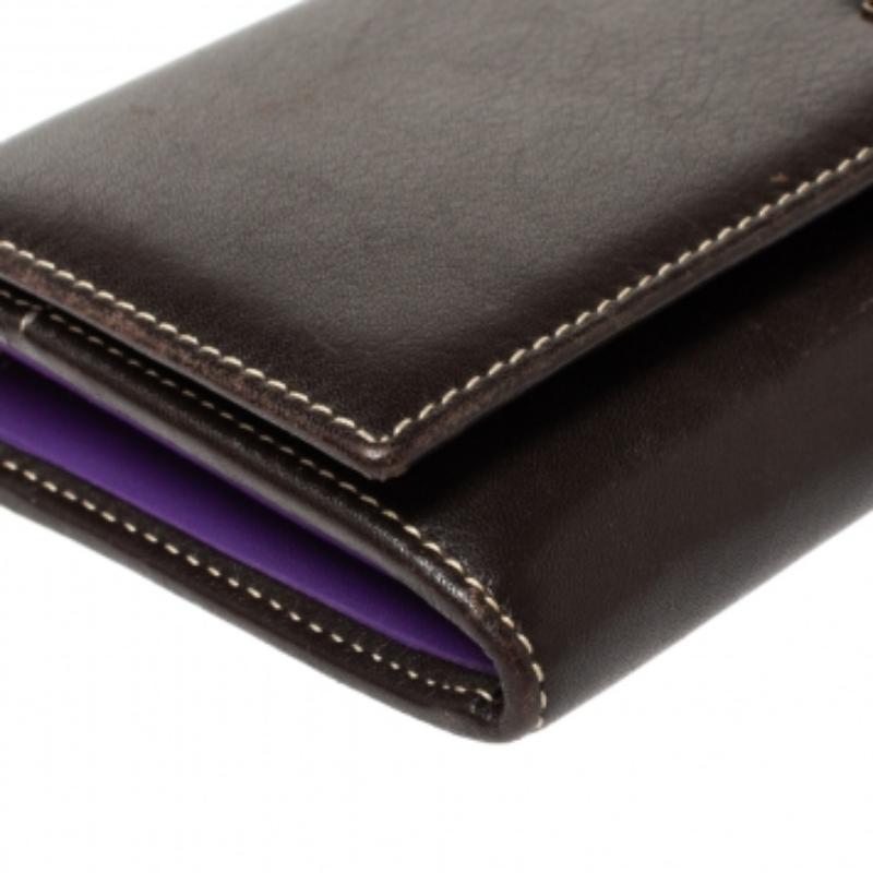 Diseñada a la perfección y fabricada en piel marrón oscura, esta cartera puede convertirse en tu accesorio de cabecera. Aporta elegancia y clase a tu estilo diario, esta cartera de Carolina Herrera es elegante y práctica. Es una compra inteligente.