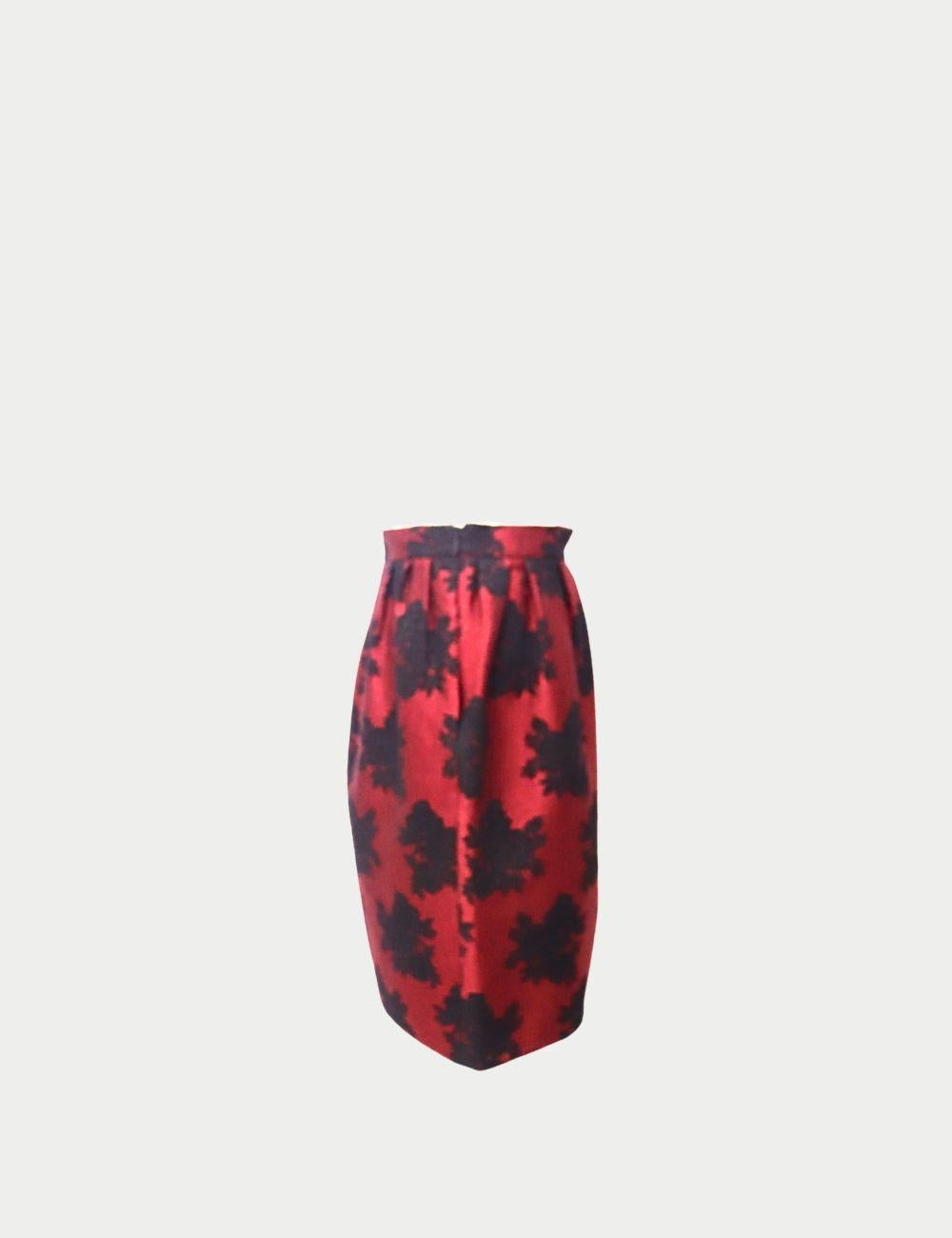 Carolina Herrera Roter & Schwarzer Jacquard-Bleistiftrock mit Blumenmuster

Dieser raffinierte und elegante Bleistiftrock aus rotem und schwarzem Jacquard von Carolina Herrera zeigt die charakteristische Raffinesse des Hauses. Der reiche