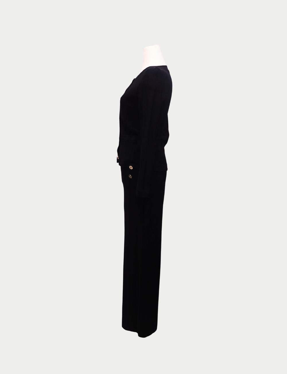 Sofisticado y atemporal, este conjunto de dos piezas de Carolina Herrera está confeccionado en tejido de punto negro para lograr un aspecto pulido sin esfuerzo. El conjunto incluye un top ajustado tipo cárdigan con escote redondo, manga larga,