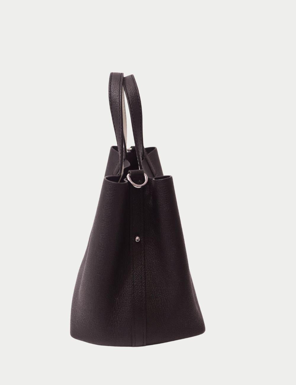 Carolina Herrera: borsa a secchiello nera con tracolla

Elegante, strutturata e senza sforzo, la Lock Bucket Bag di Carolina Herrera è la fusione perfetta tra utilità moderna e lusso senza tempo. Realizzata in pelle nera testurizzata, questa