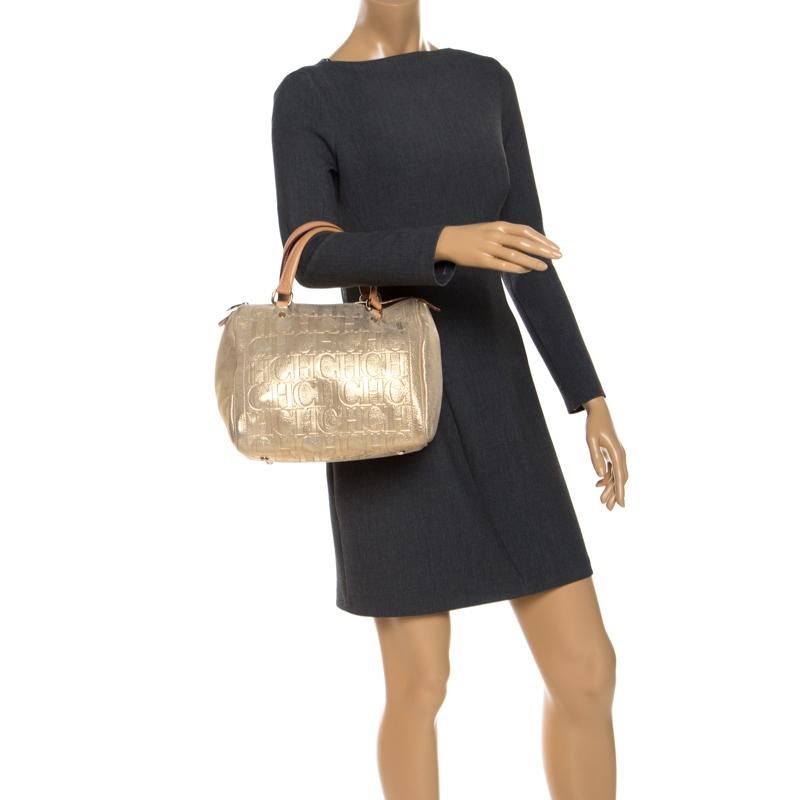 A truly elegant piece to add to your collection, this Andy Boston Bag by Carolina Herrera comes crafted from gold Monogram leather and styled with neat stitch detailing. It features a top zip closure, two handles, protective metal feet, and a