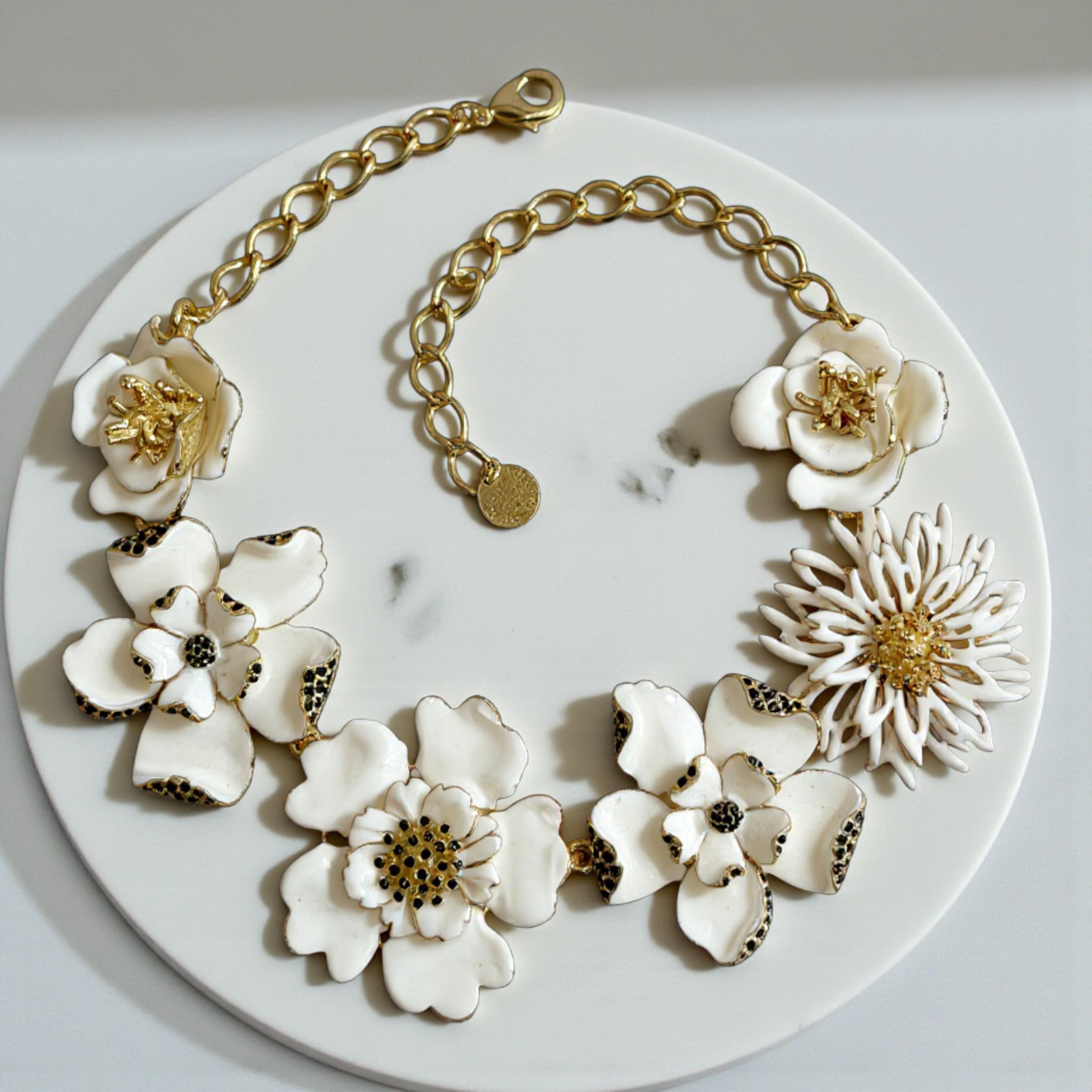 Contemporaneo Carolina Herrera - Collana con pettorina in oro e smalto bianco con fiori multipli e cristalli neri in vendita