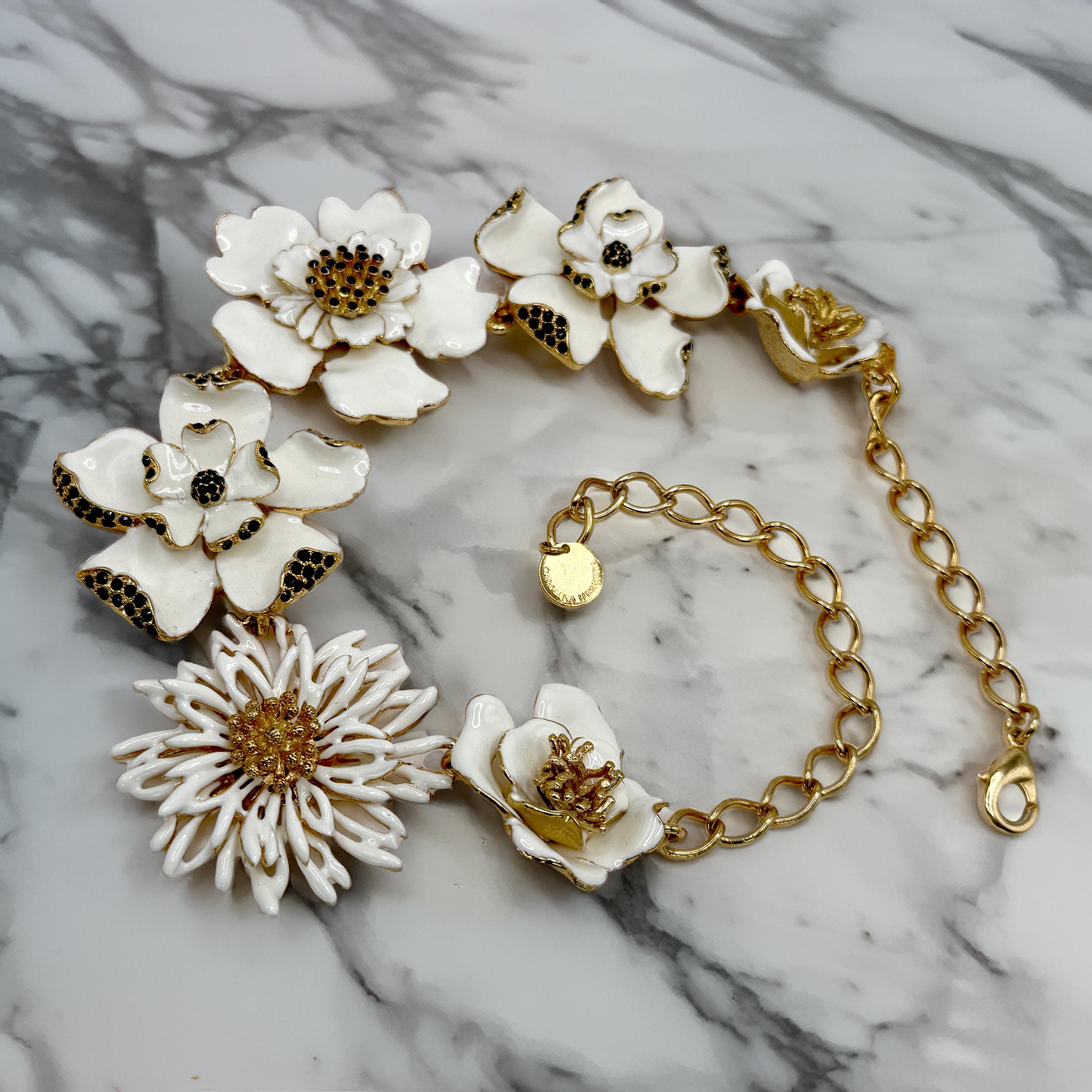 Carolina Herrera - Collana con pettorina in oro e smalto bianco con fiori multipli e cristalli neri In condizioni Nuovo in vendita a Santa Monica, CA