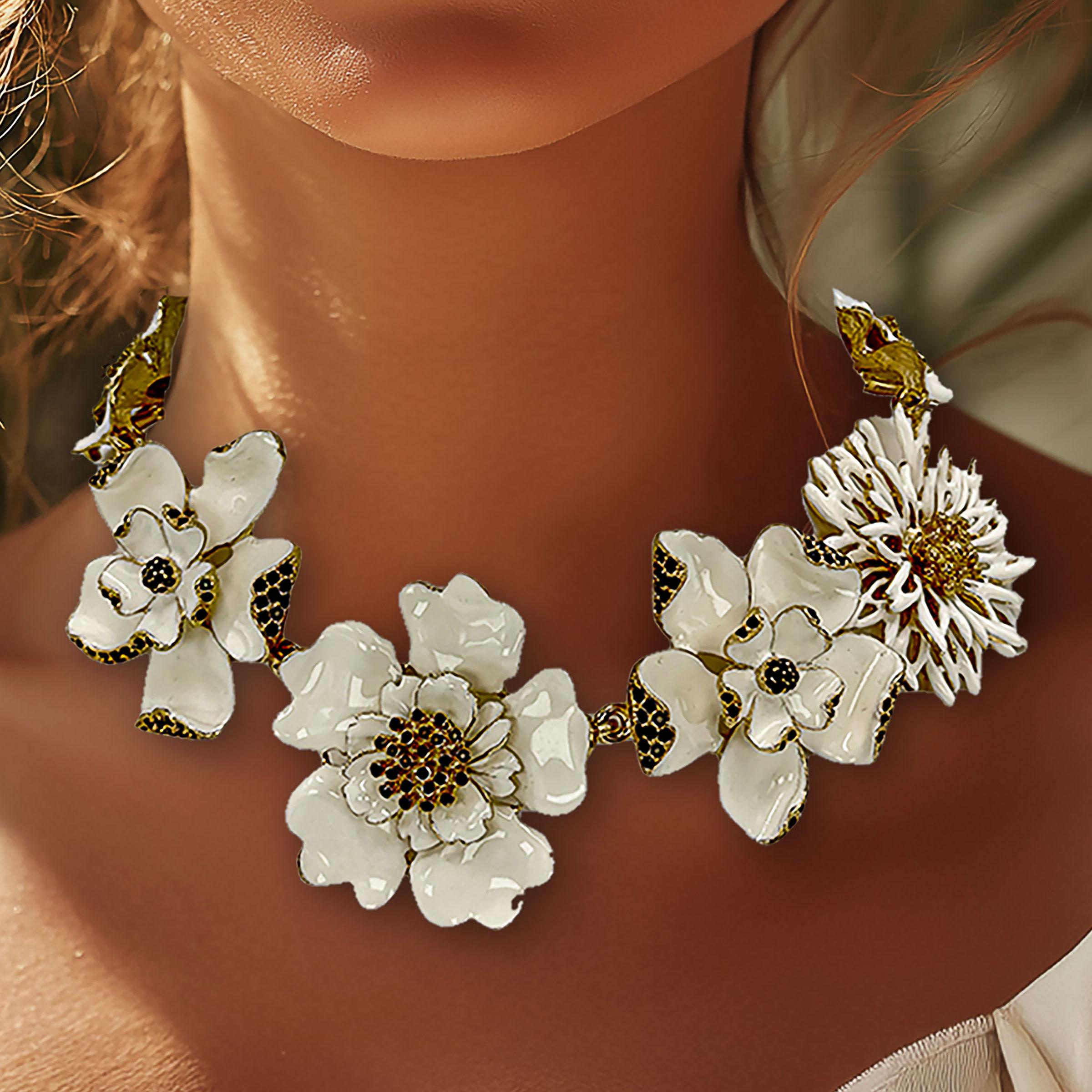 Donna Carolina Herrera - Collana con pettorina in oro e smalto bianco con fiori multipli e cristalli neri in vendita